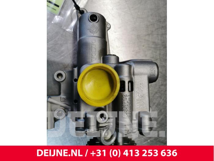 Gebrauchte Ölpumpe Volvo V70 (BW) 2.0 D3 20V Preis € 60,50 Mit Mehrwertsteuer angeboten von van Deijne Onderdelen Uden B.V.