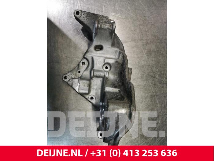 Usagé Support dynamo bas Volvo V90 II (PW) 2.0 D4 16V Prix € 60,00 Règlement à la marge proposé par van Deijne Onderdelen Uden B.V.