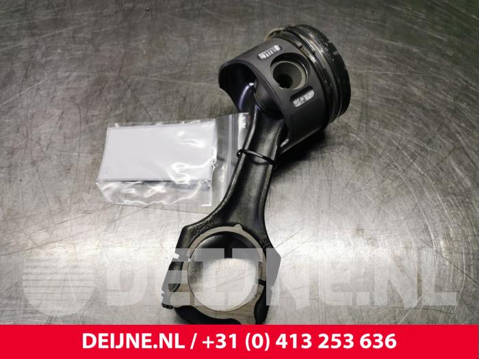 Usados Pistón Mercedes Vito Precio € 24,20 IVA incluido ofrecido por van Deijne Onderdelen Uden B.V.