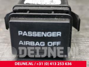 Used Airbag switch Porsche Cayenne (9PA) 4.5 S V8 32V Price € 15,00 Margin scheme offered by van Deijne Onderdelen Uden B.V.
