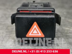 Usados Interruptor de luz de pánico Porsche Cayenne (9PA) 4.5 S V8 32V Precio € 7,00 Norma de margen ofrecido por van Deijne Onderdelen Uden B.V.