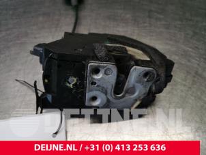 Używane Mechanizm blokady drzwi prawych przednich wersja 4-drzwiowa Renault Clio IV Estate/Grandtour (7R) 1.5 Energy dCi 90 FAP Cena € 13,00 Procedura marży oferowane przez van Deijne Onderdelen Uden B.V.