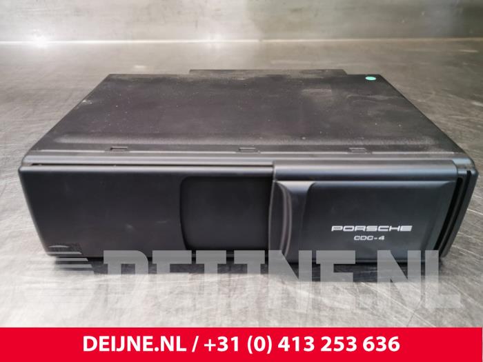 Używane Zmieniarka CD Porsche Cayenne (9PA) 4.5 S V8 32V Cena € 125,00 Procedura marży oferowane przez van Deijne Onderdelen Uden B.V.