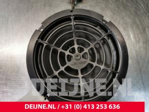 Used Speaker Porsche Cayenne (9PA) 4.5 S V8 32V Price on request offered by van Deijne Onderdelen Uden B.V.