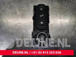 Usados Unidad de control multimedia Renault Captur (2R) 0.9 Energy TCE 12V Precio € 20,00 Norma de margen ofrecido por van Deijne Onderdelen Uden B.V.