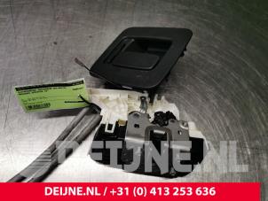 Używane Mechanizm zamka tylnych drzwi samochodu dostawczego Mercedes Sprinter 5t (907.6) 315 CDI 2.0 D RWD Cena € 90,75 Z VAT oferowane przez van Deijne Onderdelen Uden B.V.