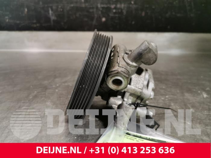 Bomba de dirección asistida de un Mercedes-Benz C (W203) 2.2 C-220 CDI 16V 2004