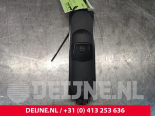 Usagé Commutateur vitre électrique Mercedes Vito (639.6) 3.0 120 CDI V6 24V Prix € 24,20 Prix TTC proposé par van Deijne Onderdelen Uden B.V.
