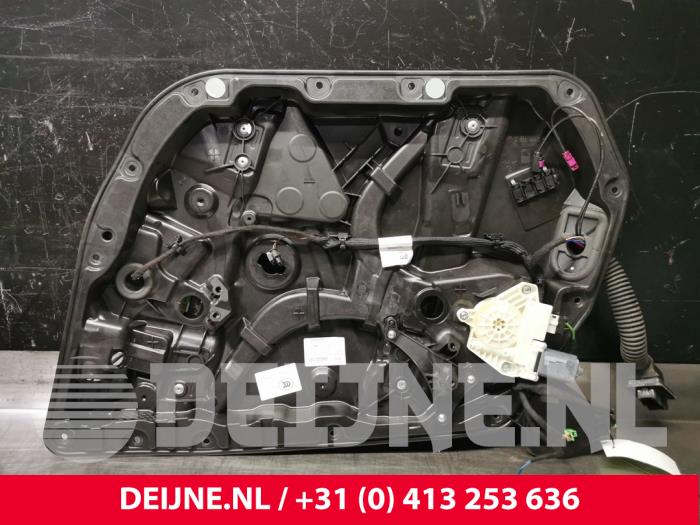 Window mechanism 4-door, front right from a Mercedes-Benz GLC (X253) 3.0 43 AMG V6 Turbo 4-Matic 2016