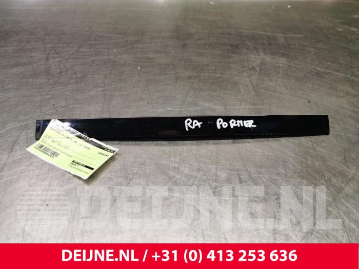 Używane Listwa ozdobna Mercedes GLC (X253) 3.0 43 AMG V6 Turbo 4-Matic Cena € 35,00 Procedura marży oferowane przez van Deijne Onderdelen Uden B.V.