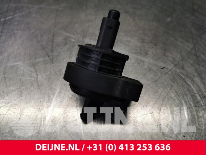 Engine breather housing (DC) from a Mercedes-Benz GLC (X253) 3.0 43 AMG V6 Turbo 4-Matic 2016