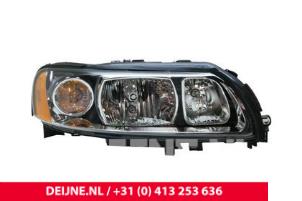 New Headlight, right Volvo V70 Price € 272,25 Inclusive VAT offered by van Deijne Onderdelen Uden B.V.