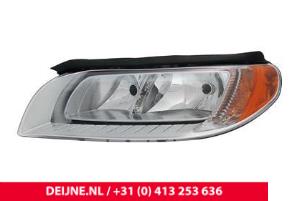 Neue Scheinwerfer links Volvo V70 Preis € 150,00 Mit Mehrwertsteuer angeboten von van Deijne Onderdelen Uden B.V.