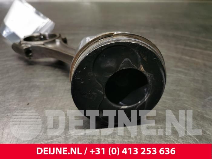 Usados Pistón Volkswagen Caddy III (2KA,2KH,2CA,2CH) 2.0 SDI Precio € 48,40 IVA incluido ofrecido por van Deijne Onderdelen Uden B.V.