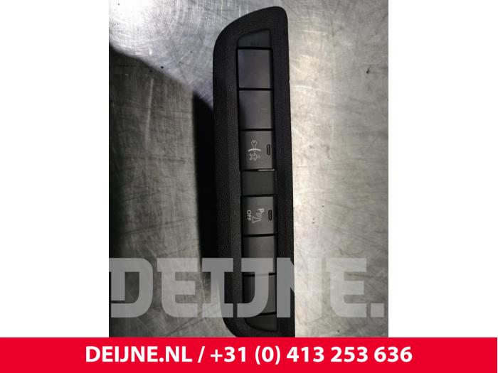 Interruptor PDC de un Peugeot 2008 (CU) 1.2 Vti 12V PureTech 82 2017