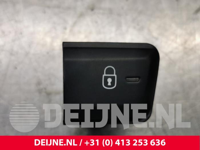 Central locking switch from a Peugeot 2008 (CU) 1.2 Vti 12V PureTech 82 2017