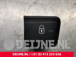 Used Central locking switch Peugeot 2008 (CU) 1.2 Vti 12V PureTech 82 Price € 5,00 Margin scheme offered by van Deijne Onderdelen Uden B.V.