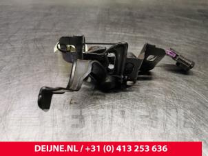 Usagé Mécanique de verrouillage capot Opel Astra K 1.0 Turbo 12V Prix € 20,00 Règlement à la marge proposé par van Deijne Onderdelen Uden B.V.