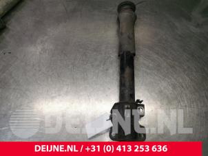 Gebrauchte Stoßdämpfer rechts vorne Mercedes Sprinter 3t (903) 311 CDI 16V Preis auf Anfrage angeboten von van Deijne Onderdelen Uden B.V.