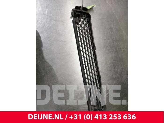 Bumper grille from a Volvo V70 (BW) 2.4 D5 20V 205 2011