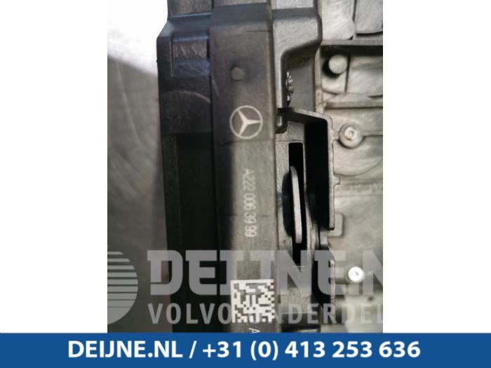 Mechanizm blokady drzwi lewych przednich wersja 4-drzwiowa z Mercedes-Benz GLC (X253) 2.0 250 16V 4-Matic 2016