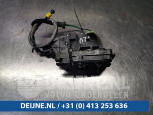 Używane Mechanizm blokady drzwi lewych przednich wersja 4-drzwiowa Mercedes GLC (X253) 2.0 250 16V 4-Matic Cena € 70,00 Procedura marży oferowane przez van Deijne Onderdelen Uden B.V.