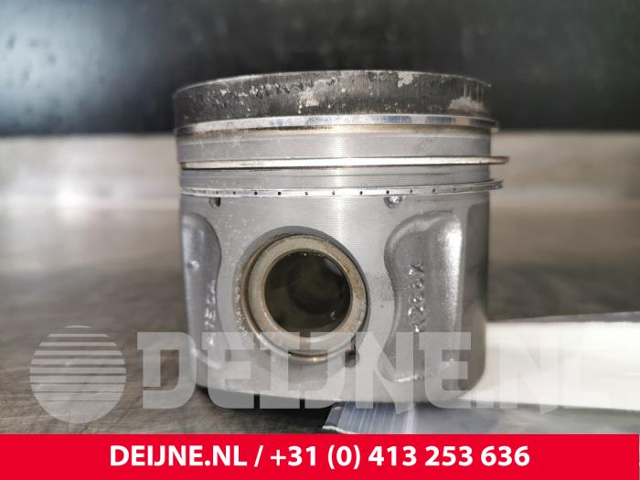 Usados Pistón Peugeot Boxer (U9) 2.2 HDi 130 Euro 5 Precio € 48,40 IVA incluido ofrecido por van Deijne Onderdelen Uden B.V.