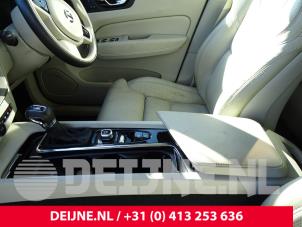 Usados Palanca de cambios Volvo XC60 II (UZ) 2.0 D4 16V AWD Precio € 175,00 Norma de margen ofrecido por van Deijne Onderdelen Uden B.V.