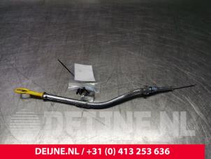 Used Oil dipstick Renault Kangoo/Grand Kangoo (KW) 1.2 16V TCE Price € 30,25 Inclusive VAT offered by van Deijne Onderdelen Uden B.V.