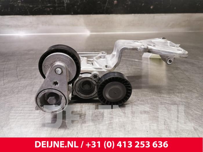 Usagé Support dynamo haut Volvo V50 Prix € 30,00 Règlement à la marge proposé par van Deijne Onderdelen Uden B.V.