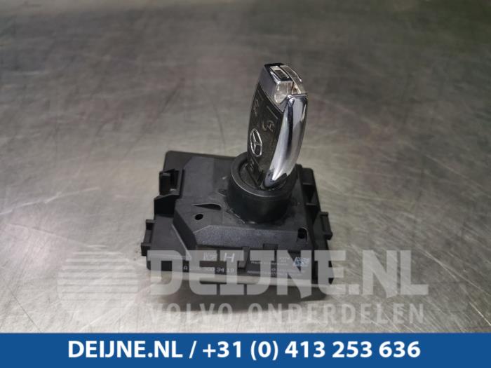 Używane Stacyjka + Kluczyk Mercedes C (W205) C-220 2.2 CDI BlueTEC, C-220 d 16V Cena € 150,00 Procedura marży oferowane przez van Deijne Onderdelen Uden B.V.