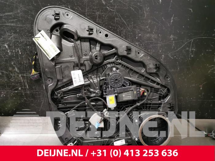 Volvo XC40 Rear door window mechanisms 4-door, right stock