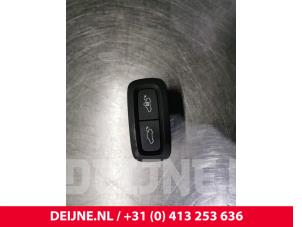 Usados Interruptor del portón trasero Volvo XC60 II (UZ) 2.0 D4 16V AWD Precio € 15,00 Norma de margen ofrecido por van Deijne Onderdelen Uden B.V.