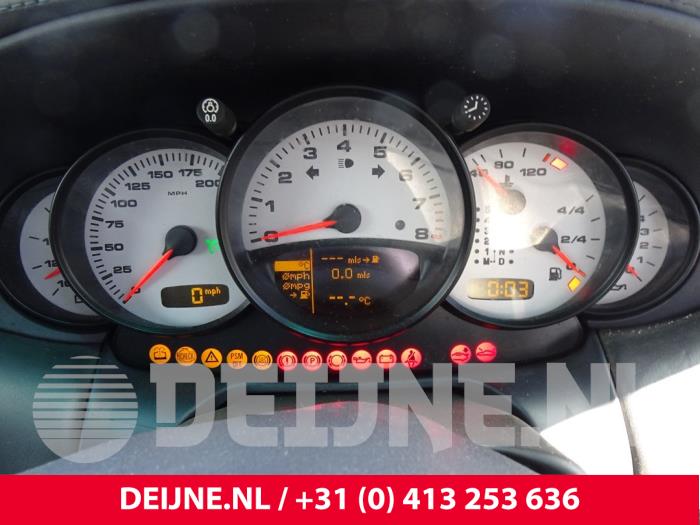 Cuentakilómetros de un Porsche 911 (996) 3.6 Carrera 4 24V 2002
