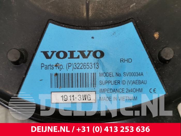 Speaker from a Volvo XC40 (XZ) 1.5 T3 12V 2020