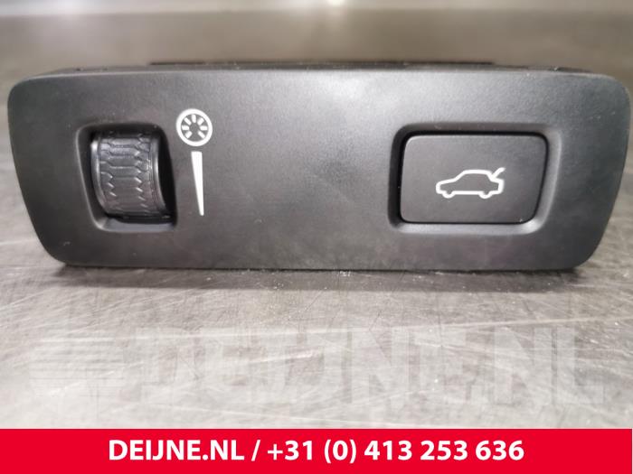 Używane Sciemniacz kokpitowy Volvo XC40 (XZ) 1.5 T3 12V Cena € 25,00 Procedura marży oferowane przez van Deijne Onderdelen Uden B.V.