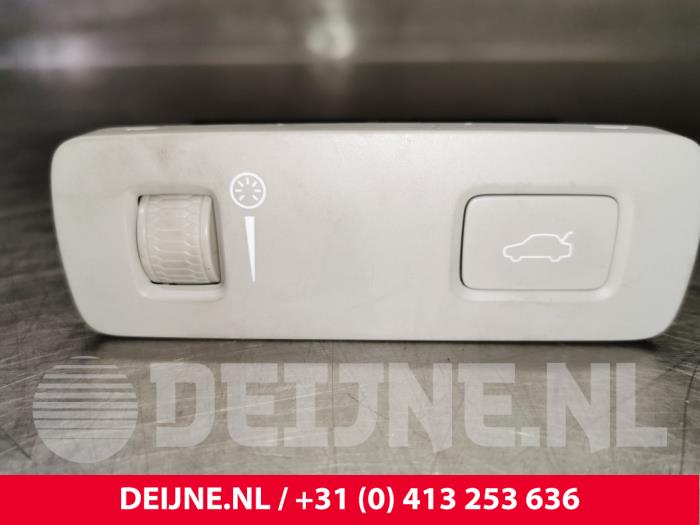 Używane Sciemniacz kokpitowy Volvo XC60 II (UZ) 2.0 D4 16V AWD Cena € 25,00 Procedura marży oferowane przez van Deijne Onderdelen Uden B.V.
