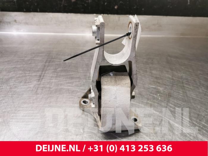 Used Engine mount Volvo XC60 II (UZ) 2.0 D4 16V AWD Price € 25,00 Margin scheme offered by van Deijne Onderdelen Uden B.V.