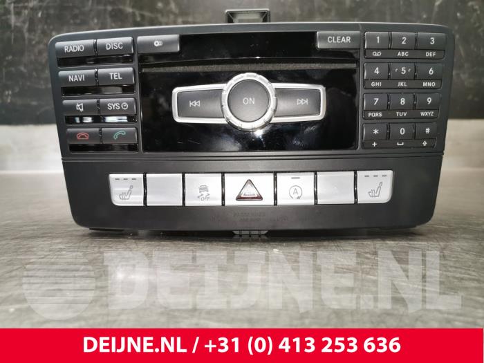 Używane Radio Mercedes SLK-Klasse 11- Cena € 250,00 Procedura marży oferowane przez van Deijne Onderdelen Uden B.V.