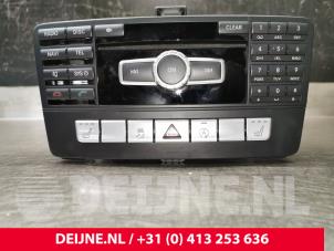 Używane Radio Mercedes SLK-Klasse 11- Cena € 250,00 Procedura marży oferowane przez van Deijne Onderdelen Uden B.V.