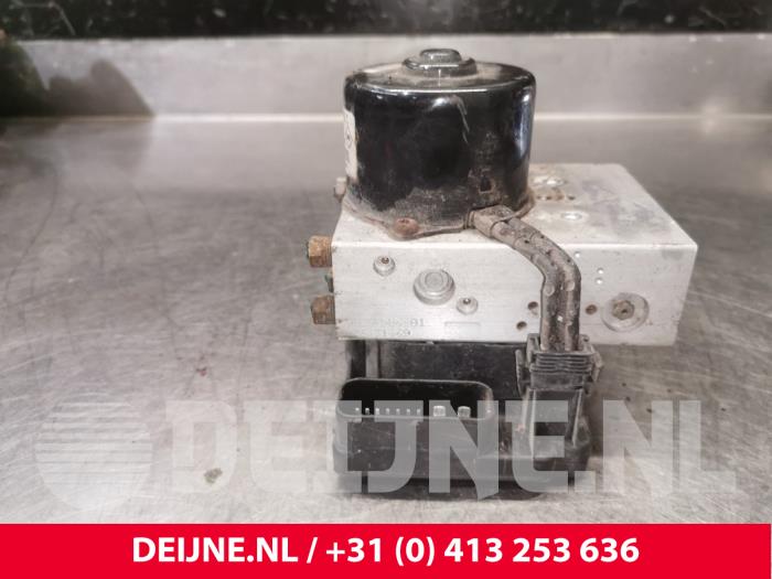 Używane Pompa ABS Renault Master II (ED/HD/UD) 2.5 dCi 16V Cena € 30,25 Z VAT oferowane przez van Deijne Onderdelen Uden B.V.