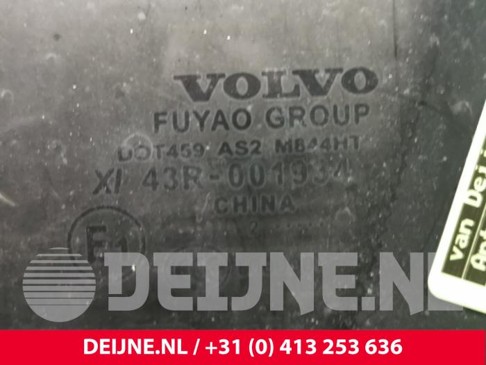 Dodatkowa szyba prawa tylna wersja 4-drzwiowa z Volvo V60 I (FW/GW) 2.4 D6 20V Plug-in Hybrid AWD 2013