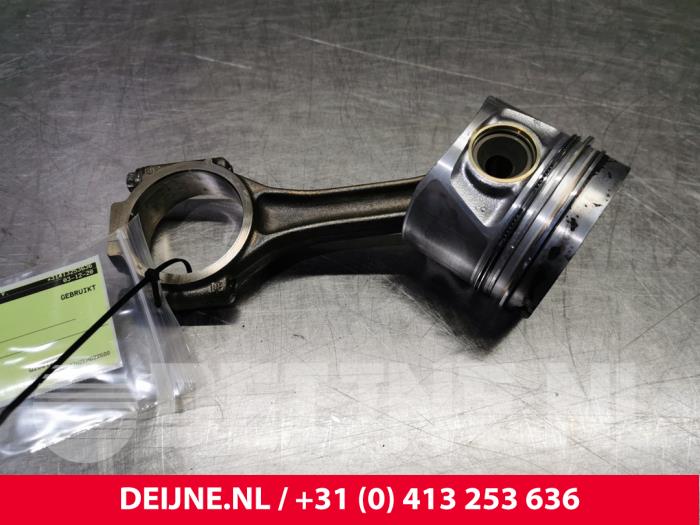 Kolben van een Volkswagen Transporter T5 2.0 TDI DRF 2013