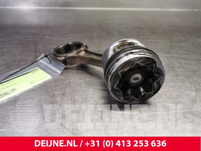 Kolben van een Volkswagen Transporter T5 2.0 TDI DRF 2013