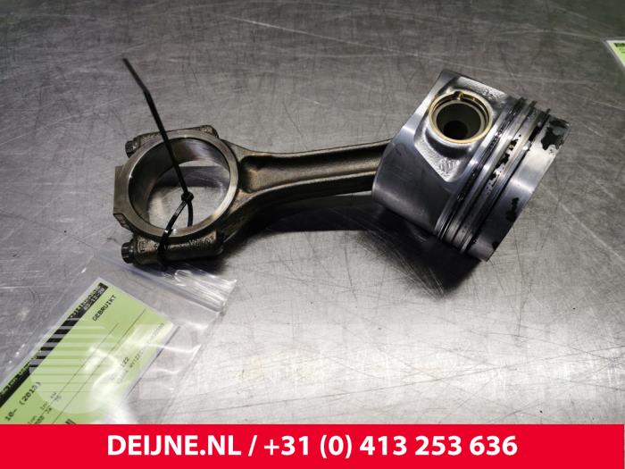 Kolben van een Volkswagen Transporter T5 2.0 TDI DRF 2013