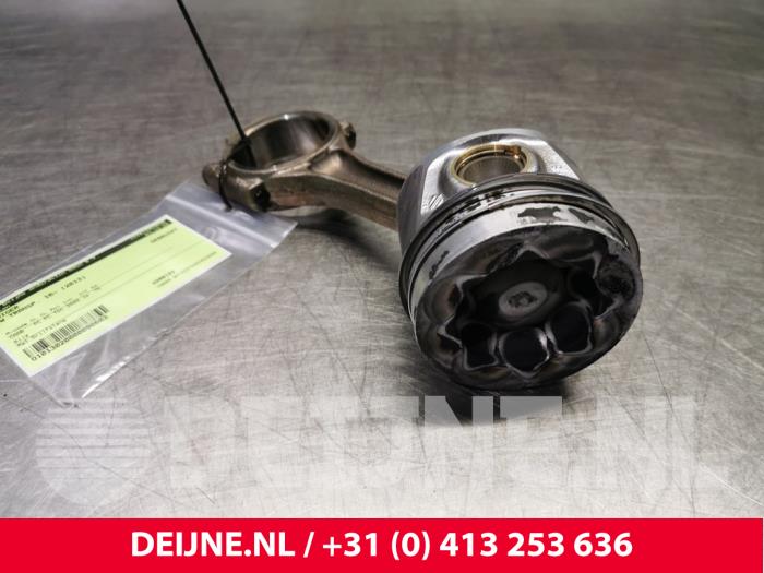 Kolben van een Volkswagen Transporter T5 2.0 TDI DRF 2013