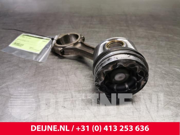 Kolben van een Volkswagen Transporter T5 2.0 TDI DRF 2013