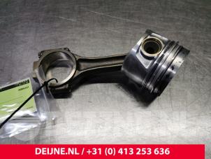 Kolben van een Volkswagen Transporter T5 2.0 TDI DRF 2013