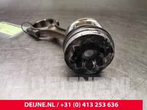 Kolben van een Volkswagen Transporter T5 2.0 TDI DRF 2013