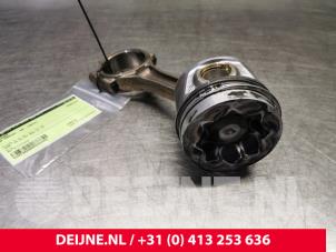 Kolben van een Volkswagen Transporter T5 2.0 TDI DRF 2013
